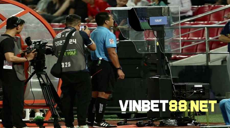 Công nghệ check VAR được ứng dụng phổ biến trong thi đấu bóng đá