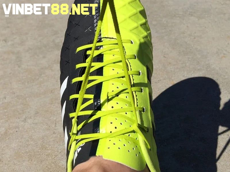 Cách cột dây giày bóng đá kiểu thang