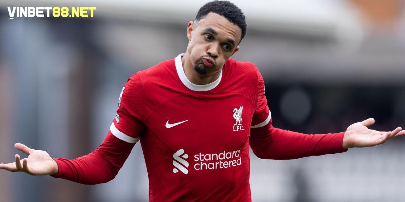 Trent Alexander-Arnold nổi bật với lối đá phòng thủ đa năng