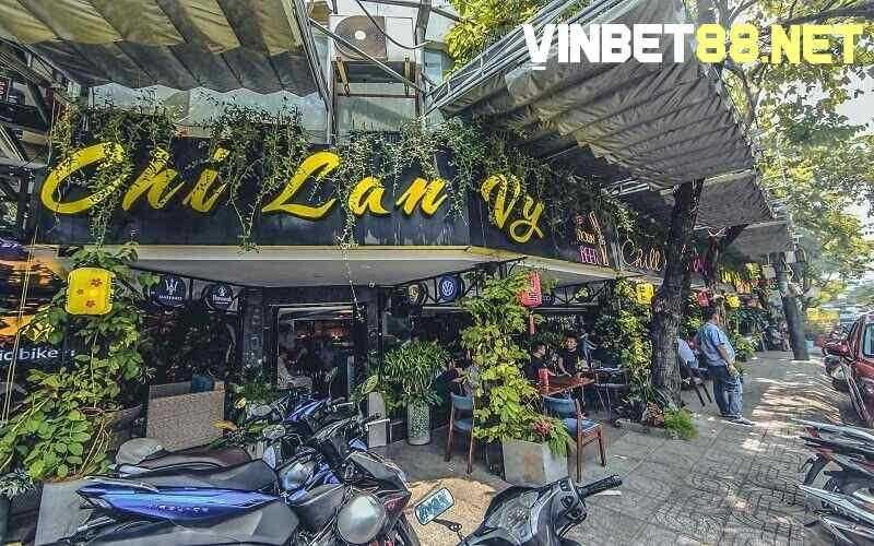 Chi Lan Vy Cafe đáp ứng được nhu cầu xem bóng đá của khách hàng